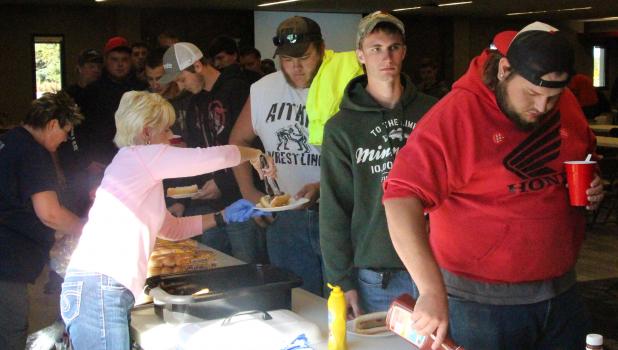 Foundation serves meal The Staples Motley Area Community Foundation served a meal to Central Lakes College students at their Student Success Day held Sept. 14. The Foundation will host another meal on Thursday, Oct.13, at Ted & Gen’s in Aldrich, as part of the celebration honoring the 2016 Community Award recipients.